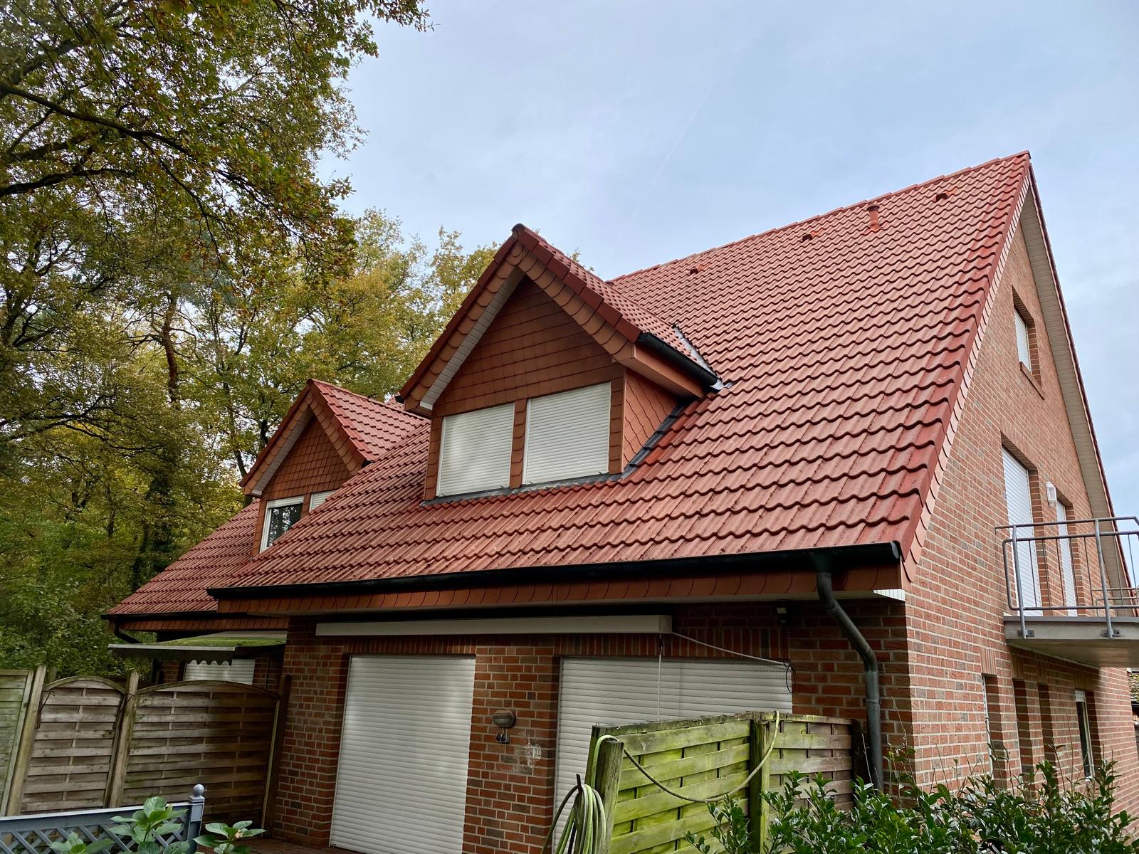 Nachher: Sauber gereinigte Dachfl&auml;che eines Hauses in Wippingen.