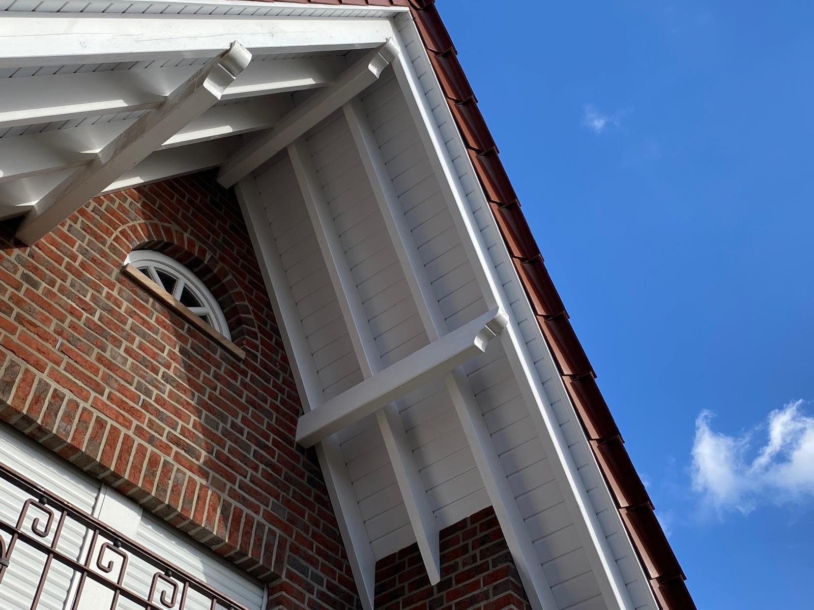 Saubere Dachuntersichten an einem gepflegten Haus in Wippingen.